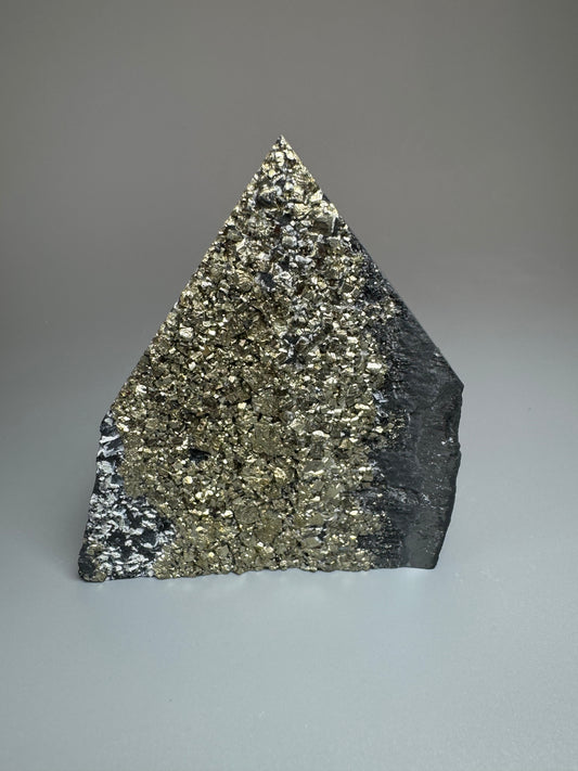 Schungit-Pyramide mit goldenen Pyrit Kristallen – Schutz vor Strahlung, 233 g