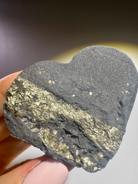 Schungit Herz mit Pyrit – 5.3 cm, 53 g, Brasilien, Schutz vor elektromagnetischer Strahlung