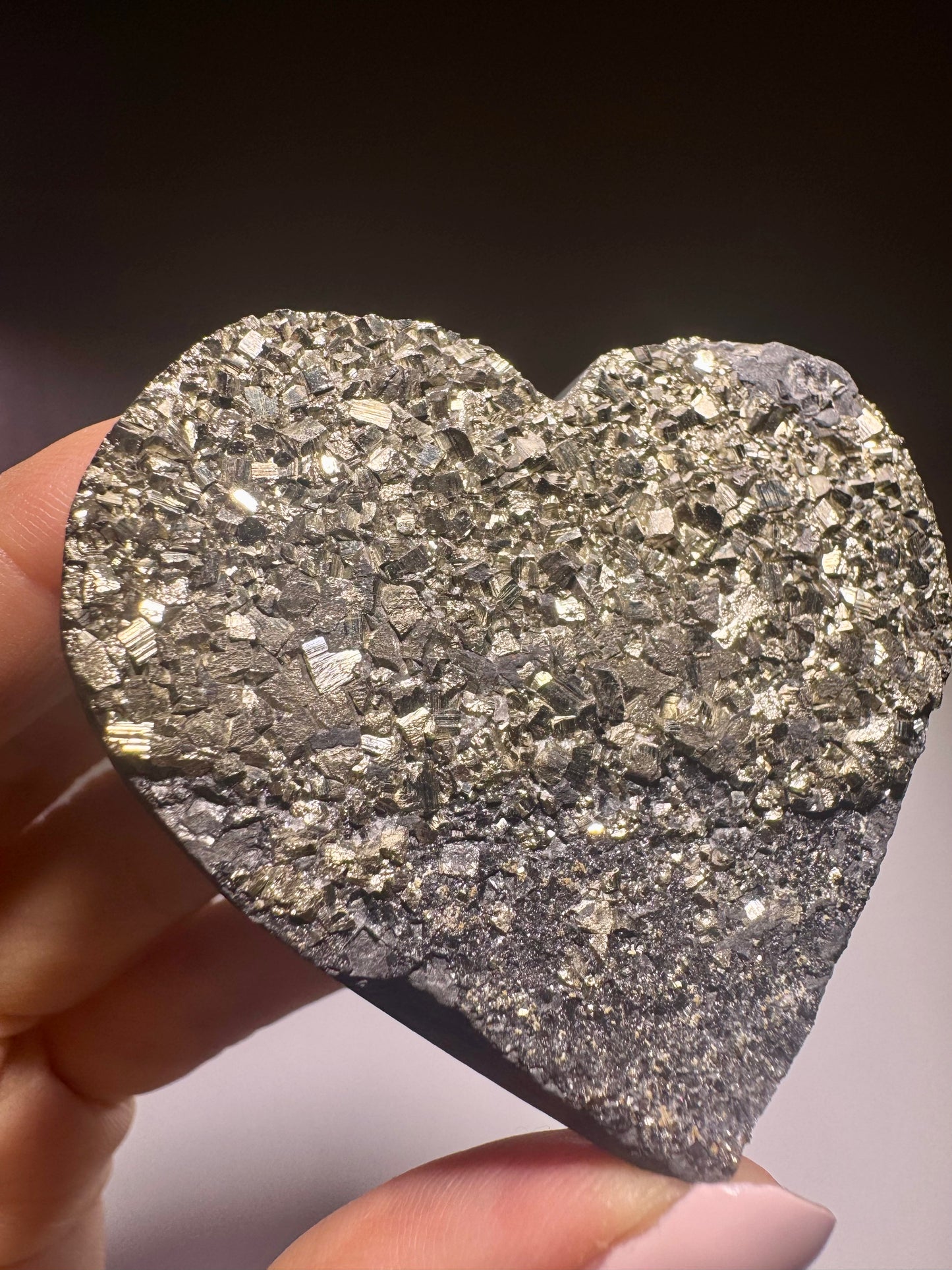 Schungit Herz mit Pyrit – 5.5 cm, 87 g, Brasilien, Schutzstein gegen elektromagnetische Strahlung