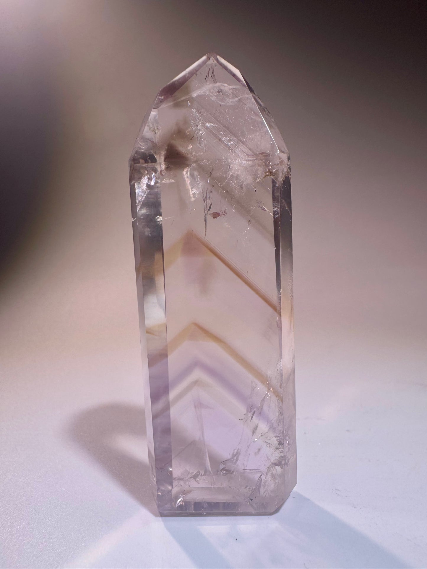 Seltene Ametrin-Phantomspitze mit fluoreszierenden Citrin-Einschlüssen und Regenbögen