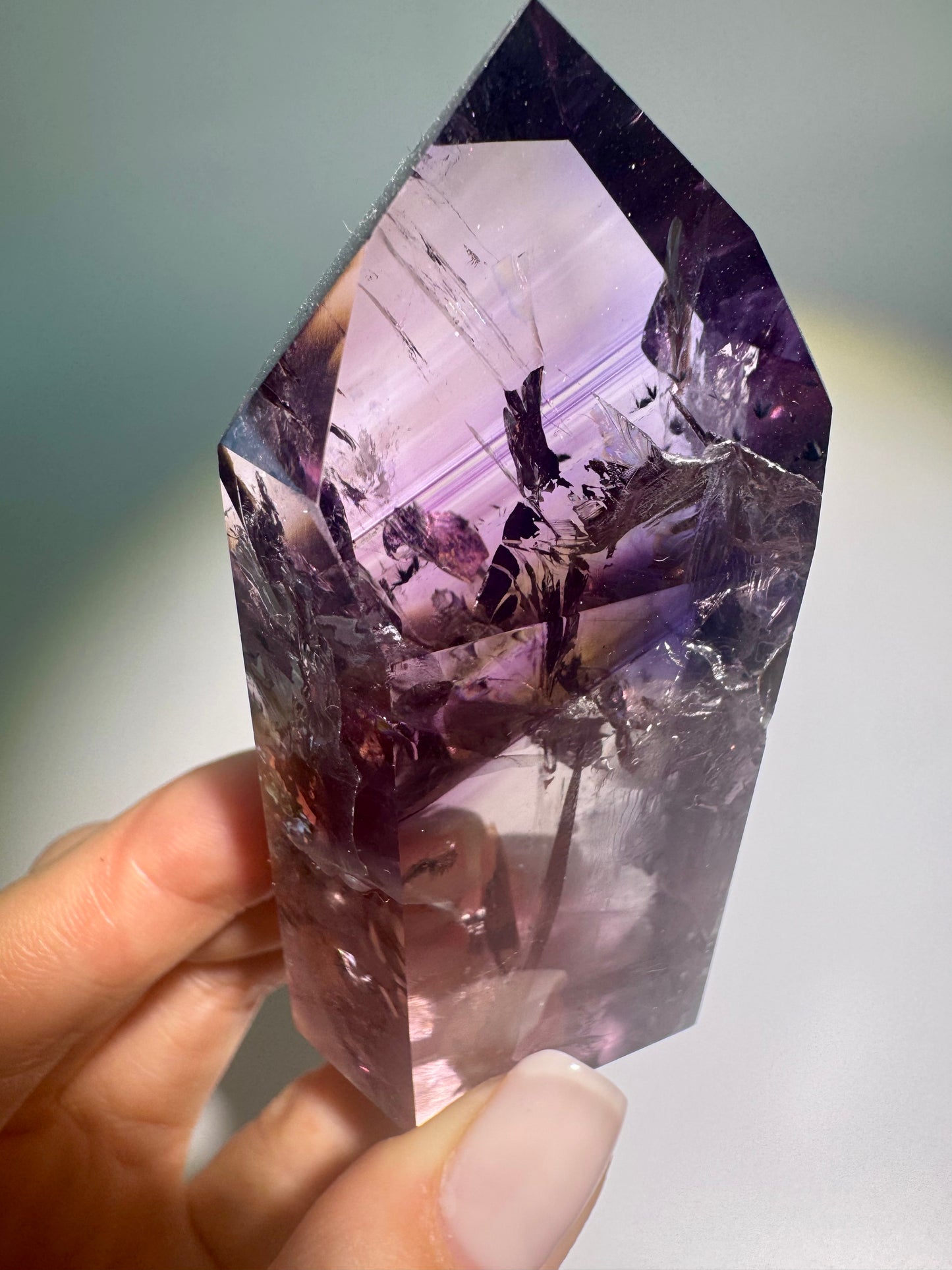 Seltene Ametrinspitze mit ausgeprägten Farbverläufen von Violett zu Gold – Amethyst-Citrin-Kristall mit Phantomstruktur