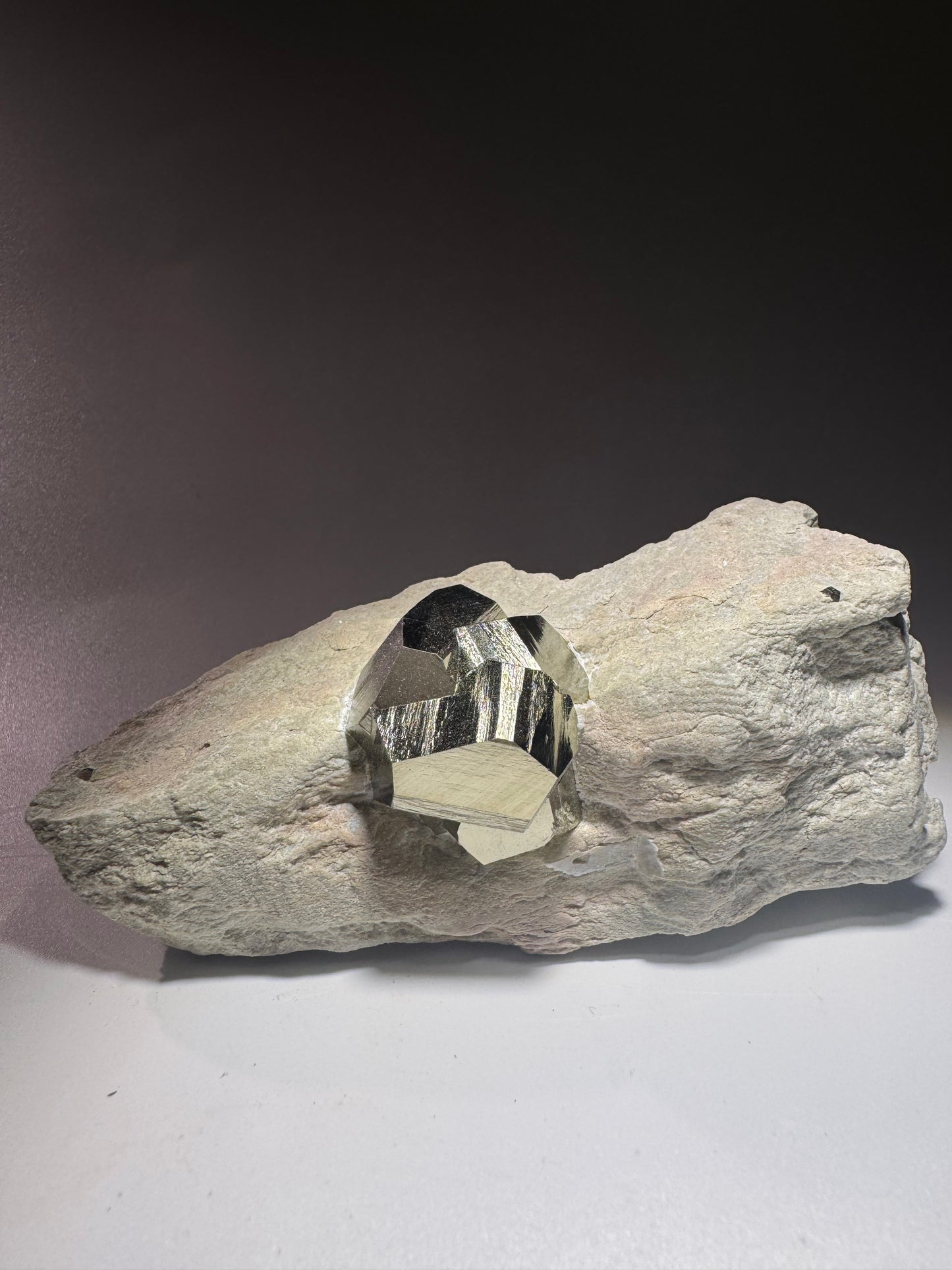 Seltene Pyrit-Formation 10 cm – Goldener Würfelkristall auf Matrix aus Spanien