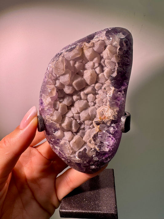 Seltene Rainbow Amethyst Freeform mit Doppelkristallisation