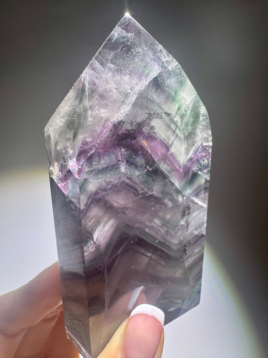 Seltene klare Fluoritspitze mit inneren Phantomlinien, 10,3 cm gross und 295 g schwer