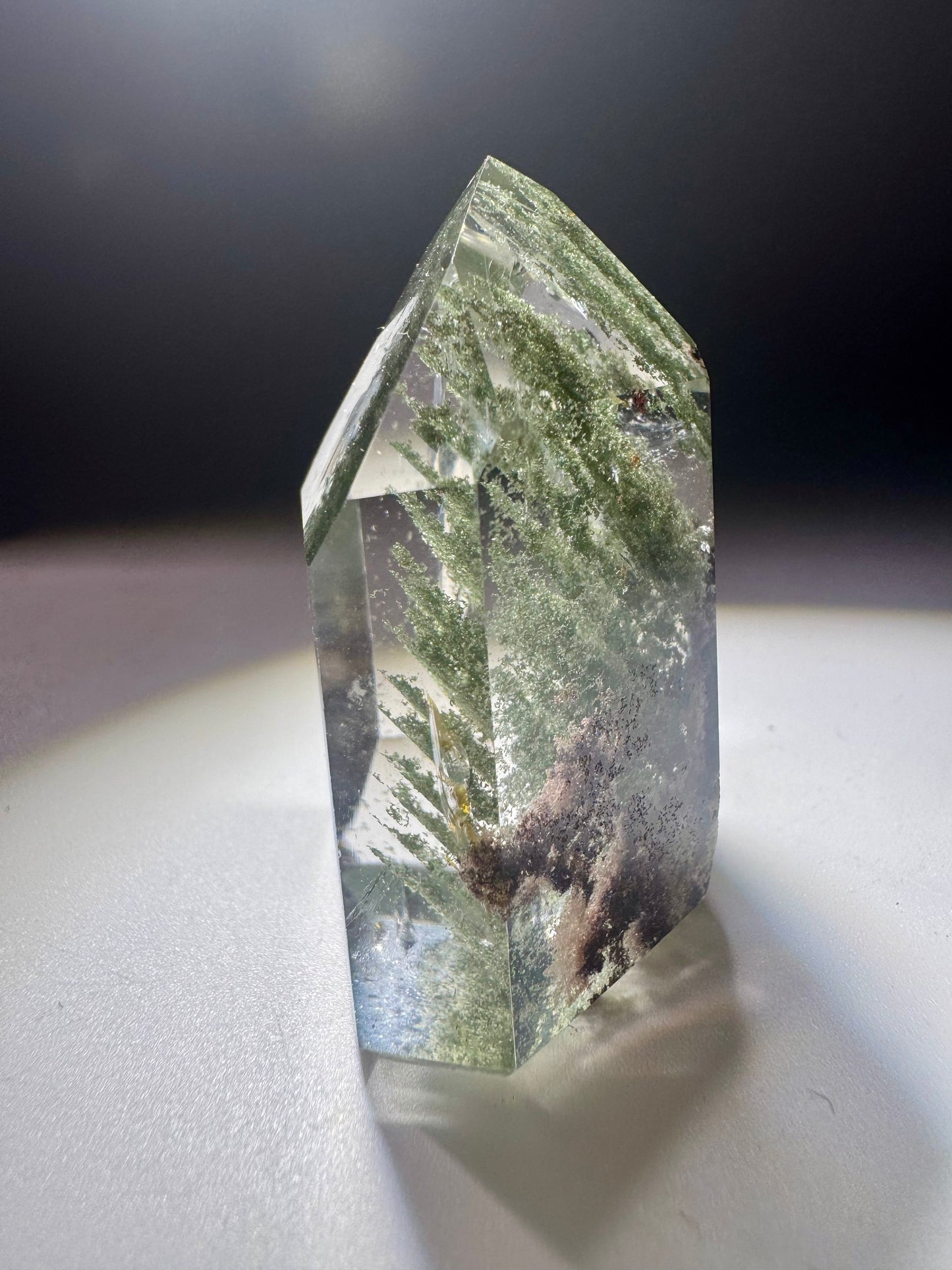 Seltener klarer Gartenquarz mit grünen Chlorit-Bäumchen und Hämatit, 4,6 cm, Brasilien