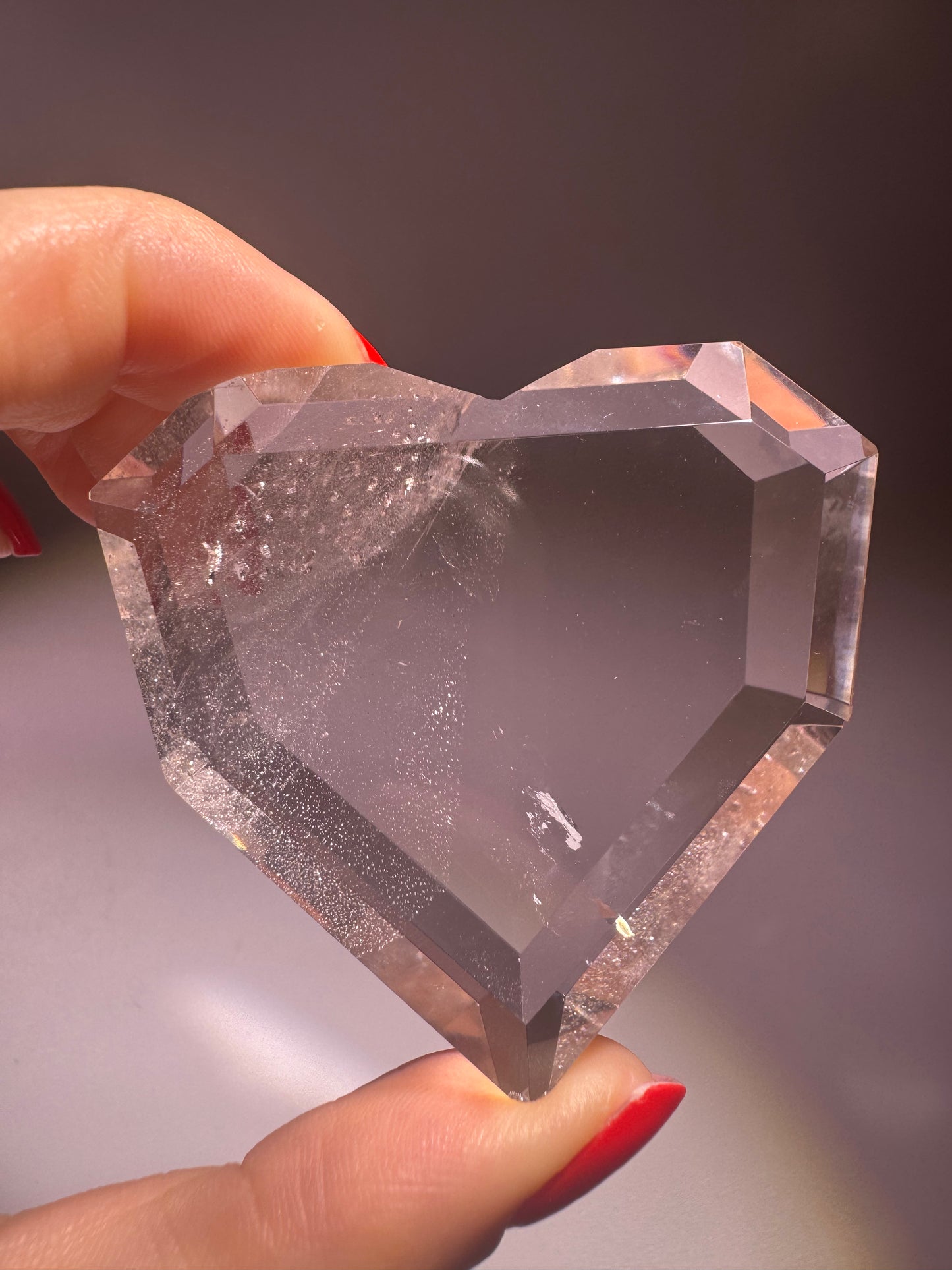 Seltenes Bergkristallherz mit ausgeprägter Tiefe und Klarheit – facettiertes Herz aus natürlichem Quarz, 5,6 cm gross