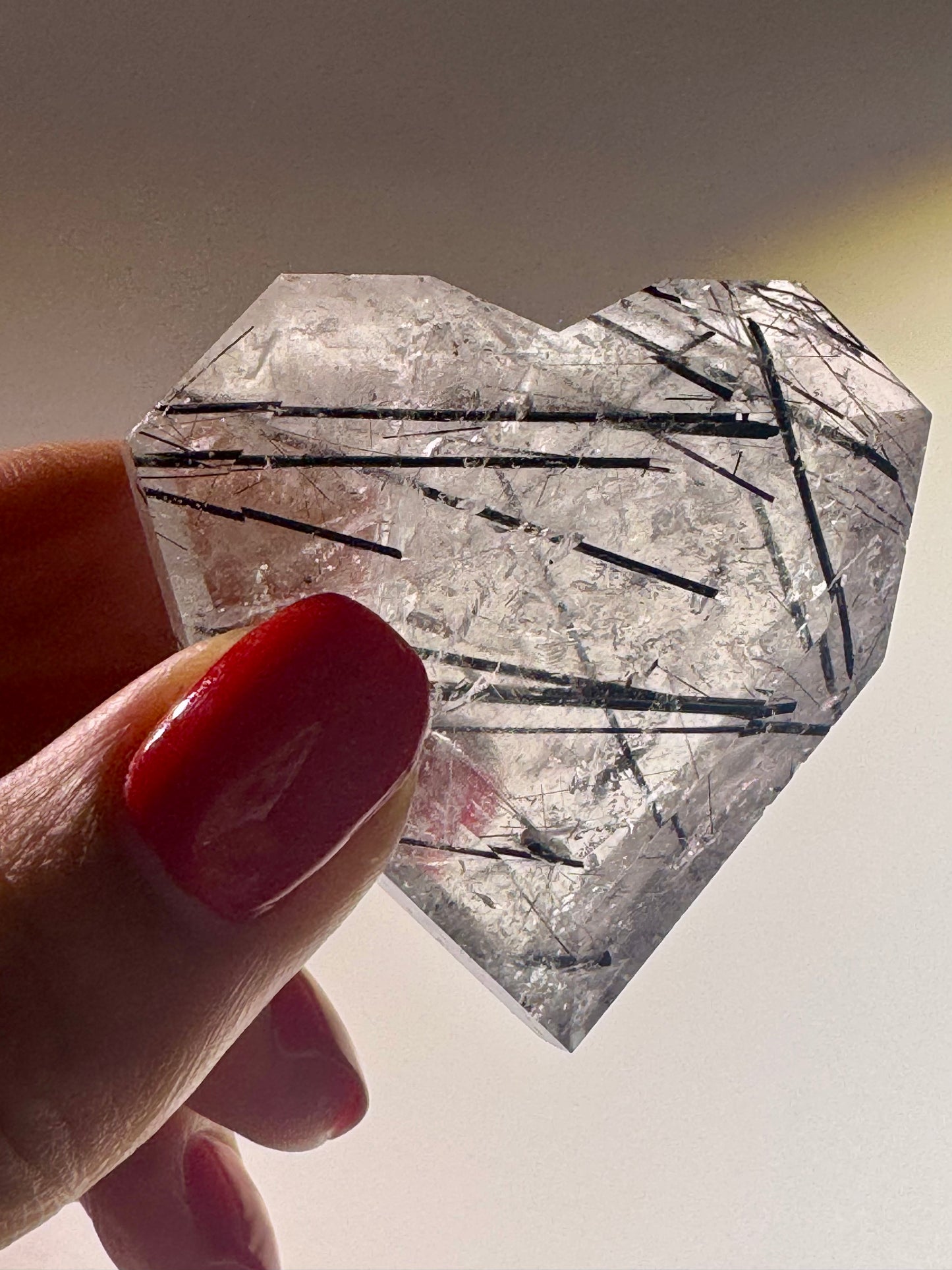 Seltenes facettiertes Kristallherz – Bergkristall mit schwarzen Rutilennadeln – 4,7 cm