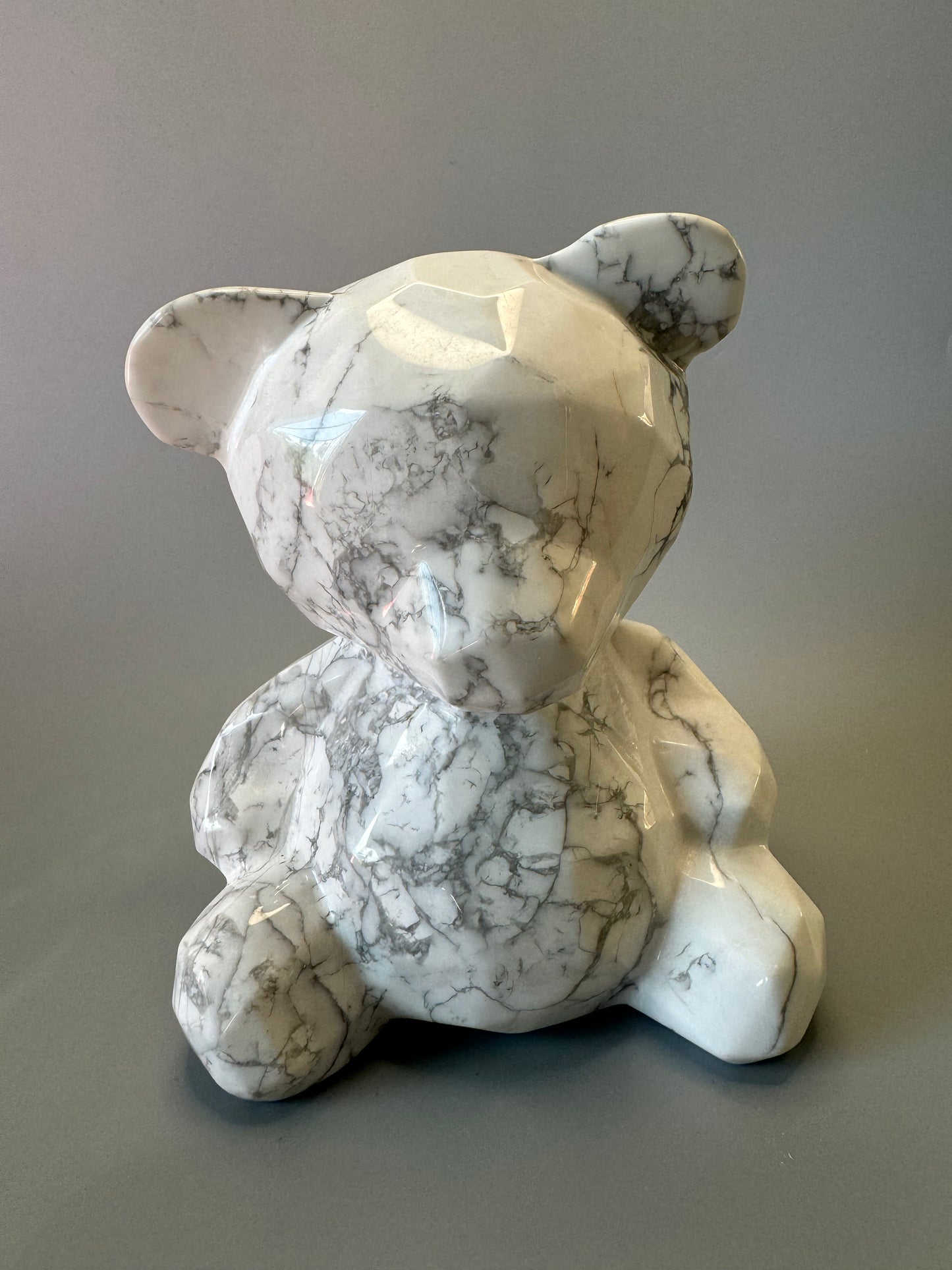 Teddy Bär Skulptur aus Howlite Kristall – 14 cm, 1.6 kg – Einzigartige Edelsteinfigur für Sammler