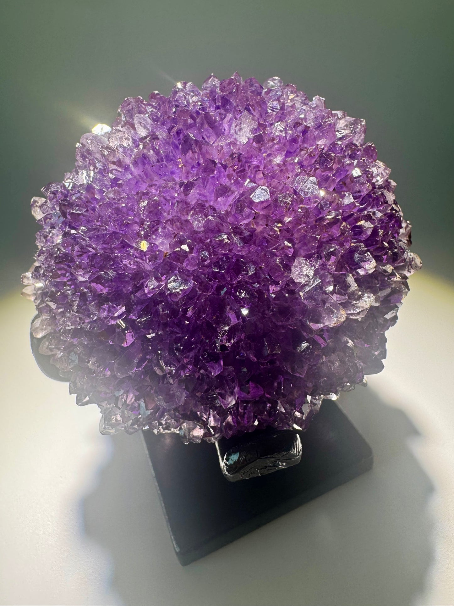 Tiefviolette Amethystblüte aus Uruguay mit kristallklaren Spitzen und Phantomstruktur