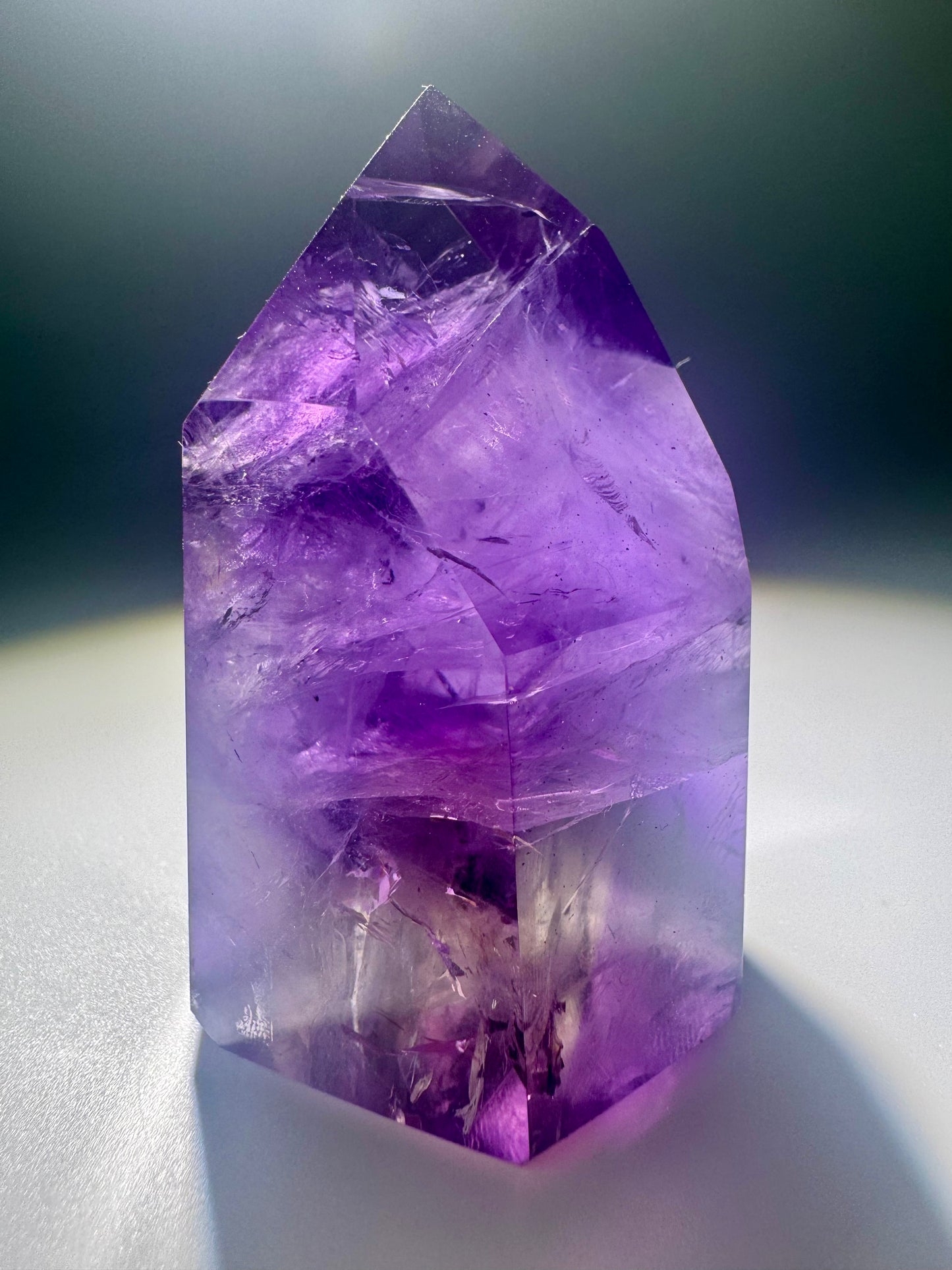 Transparente Ametrinspitze mit intensiven Farbverläufen von Amethyst zu Citrin – handverlesenes Stück aus ethischer Quelle