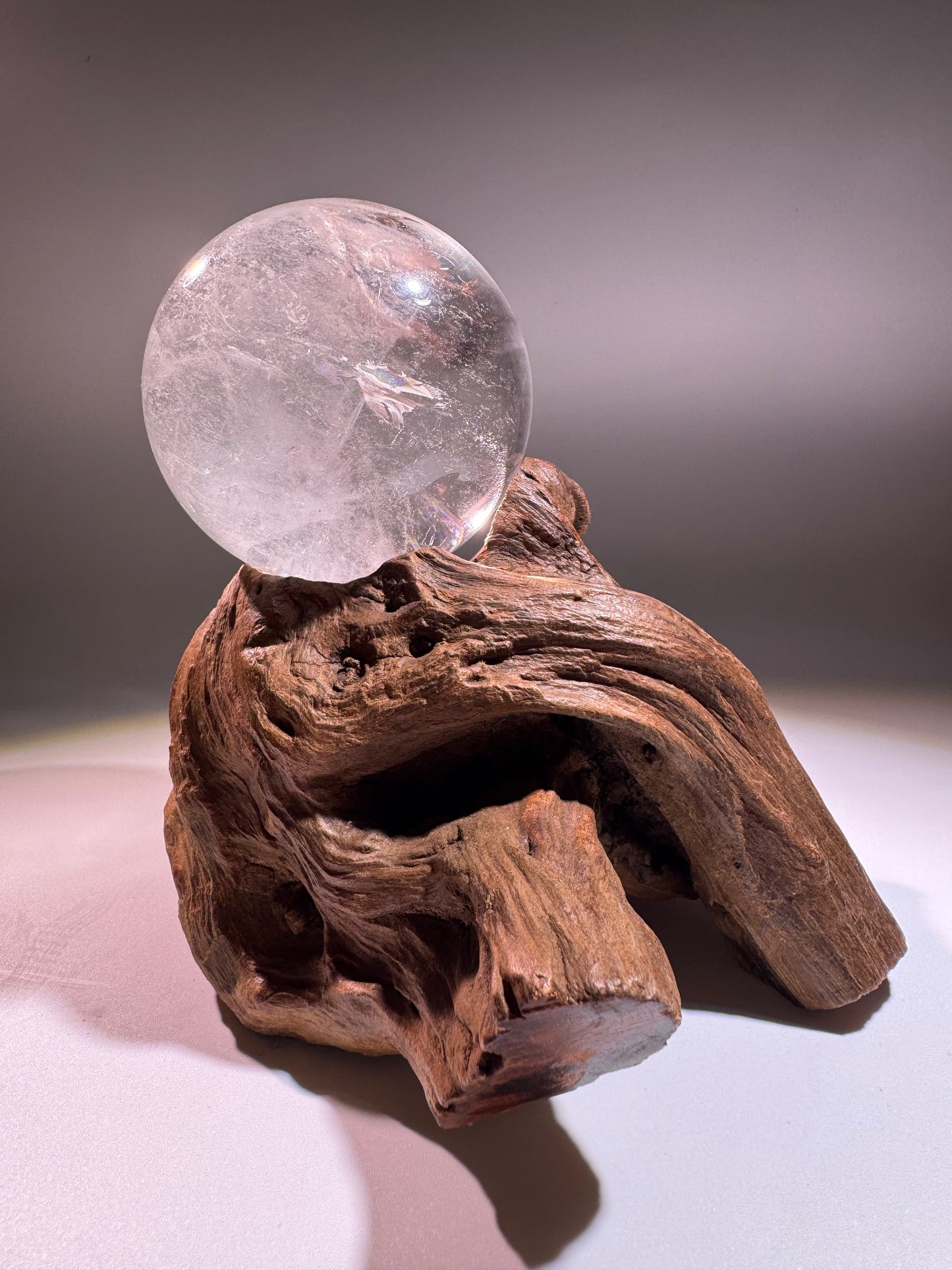 Ultra klare Bergkristall-Kugel 7.2 cm, 540 g mit Holzständer, Brasilien Unikat
