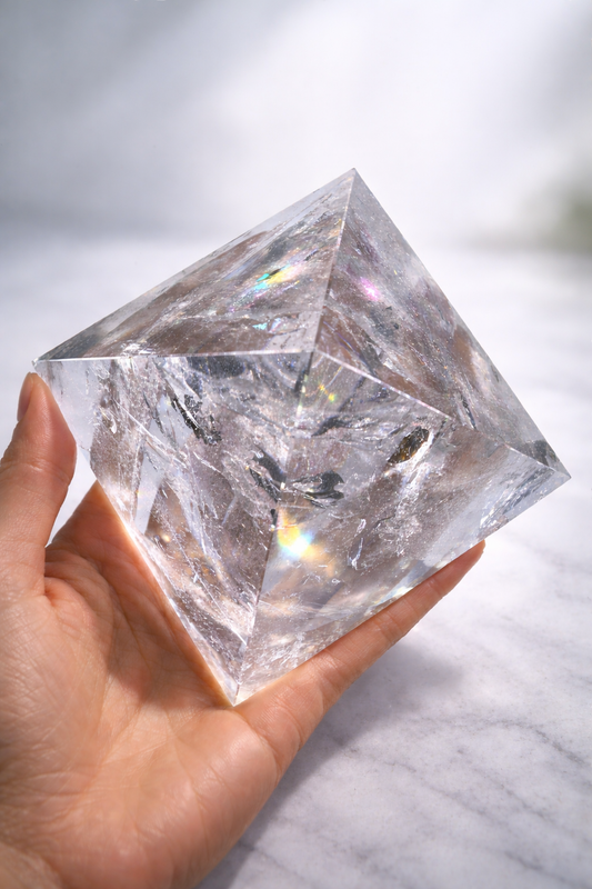 Ultraklare Lemurian Bergkristall-Pyramide mit Regenbogen, 9.7 cm, 729 g, Premium-Qualität