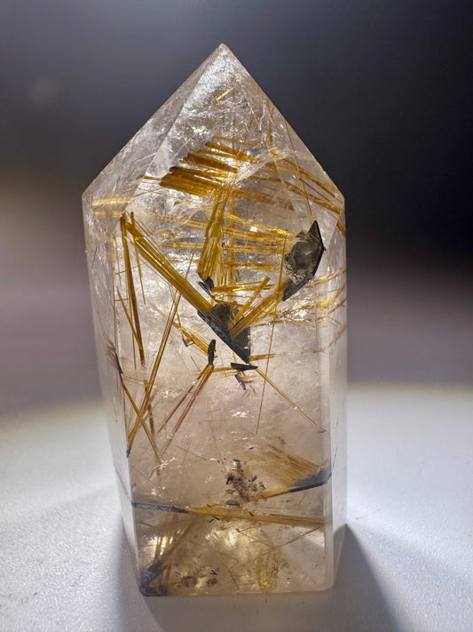 Ultraklarer Quarzkristall mit eingelagerten goldenen Rutilfäden aus Brasilien in 1A-Qualität
