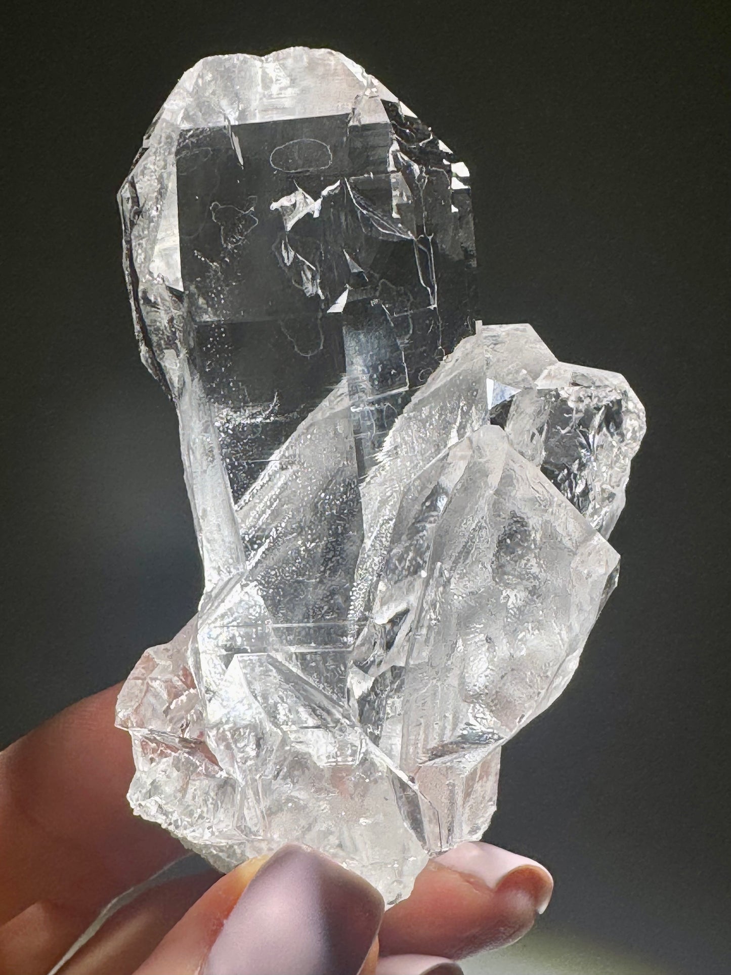 Unbearbeiteter Himalaya-Kristall 7.6 cm – kraftvoller Naturquarz mit Chlorit & Dreifachspitze