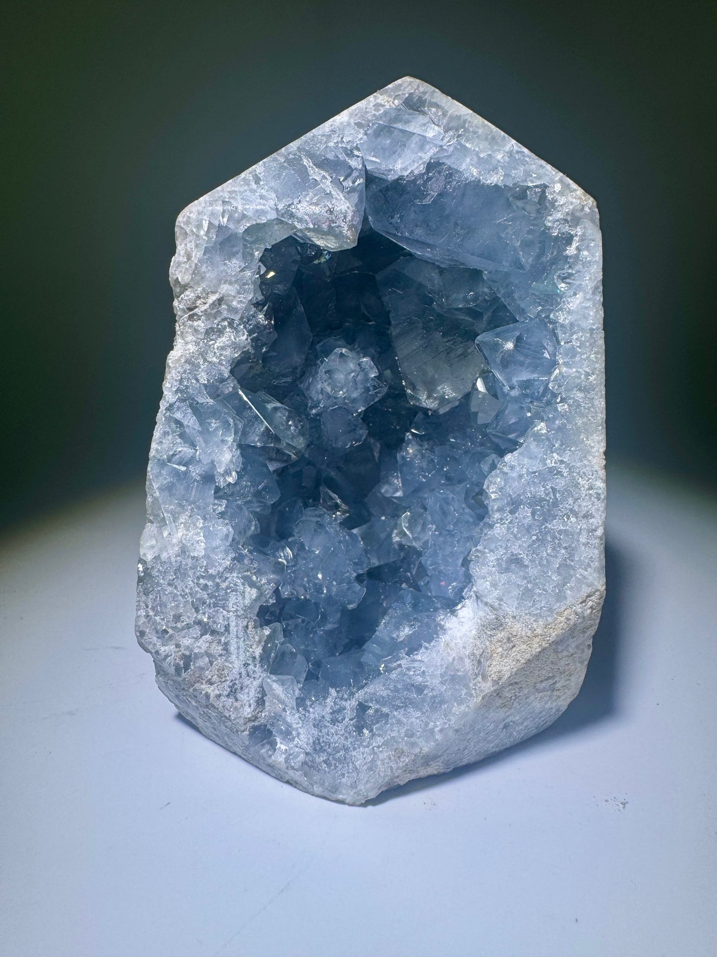 Wunderschöne Celestin Spitze, 11,5 cm, funkelnde Kristalle aus Madagaskar