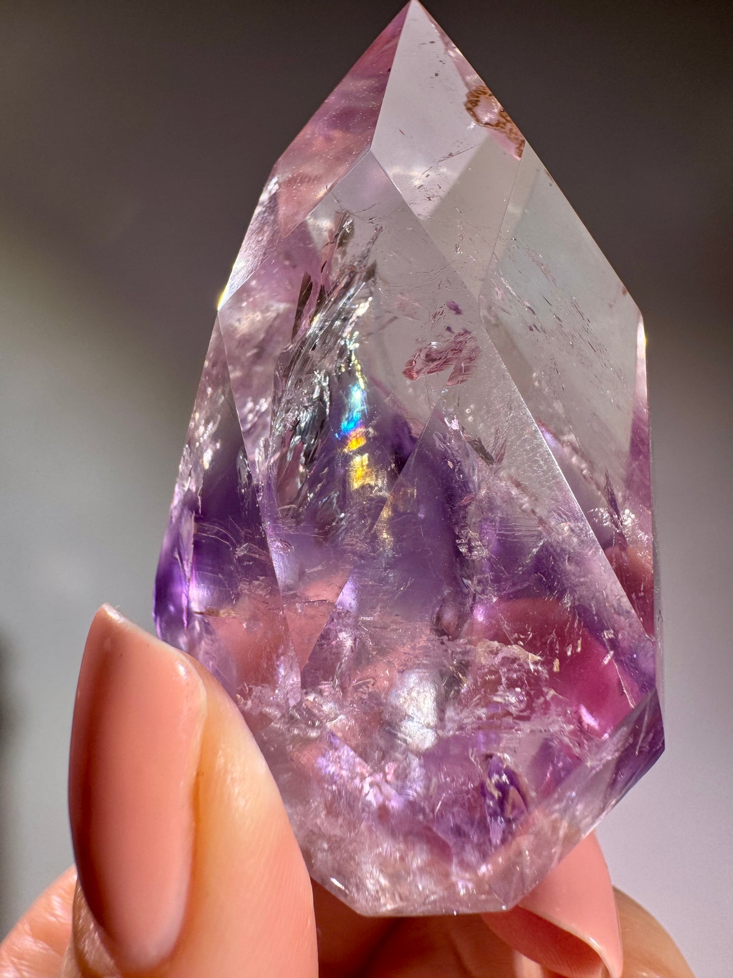 Bezauberndes Phantom Amethyst Ornament – facettiert, mit Regenbogen & Phantom