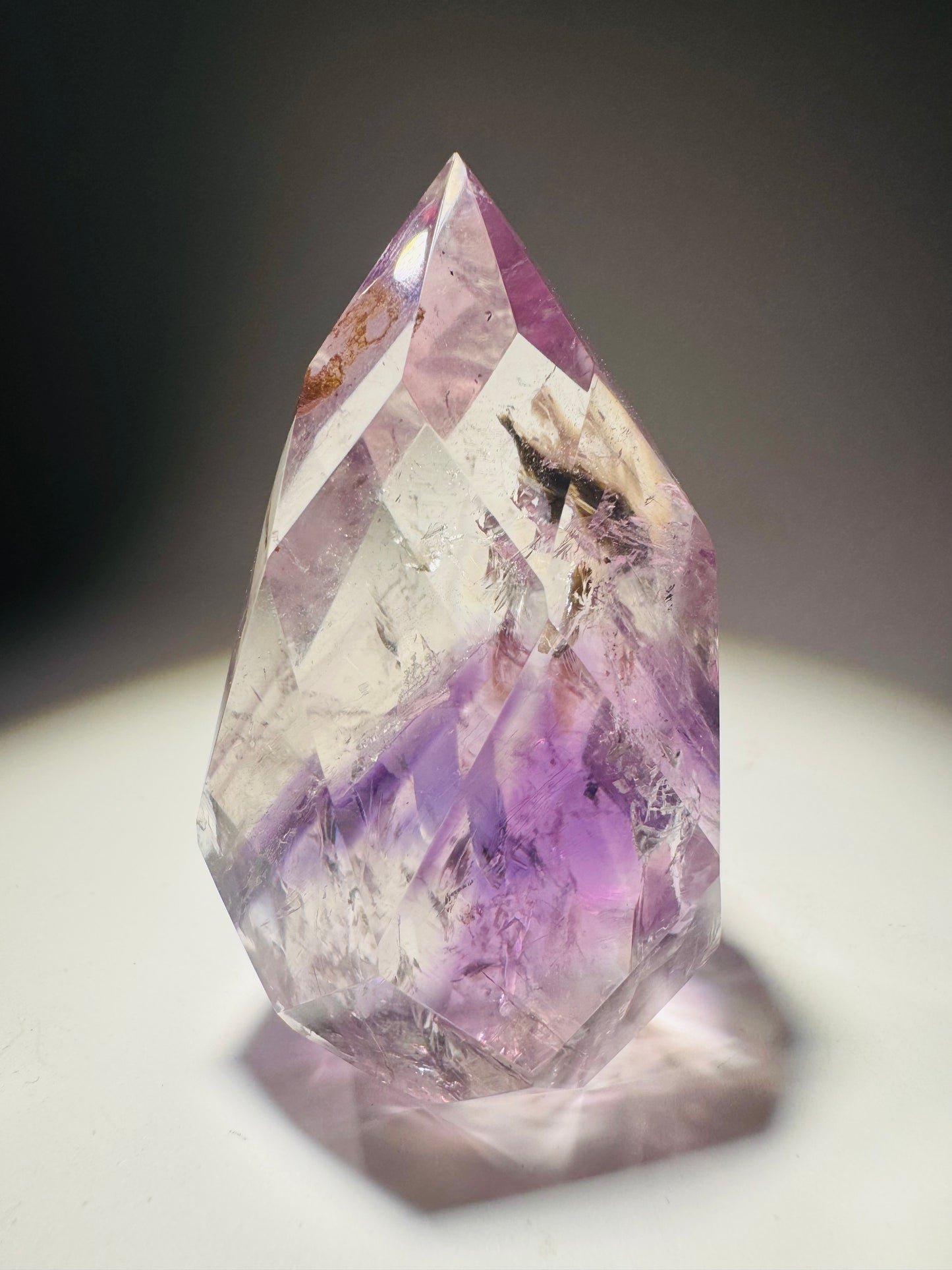 Wunderschöner Phantom Amethyst facettiert, mit Regenbogen & Phantom