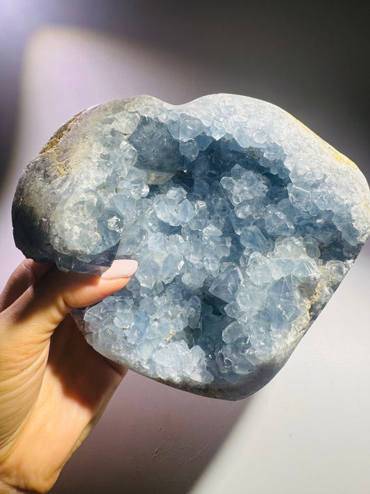 Wunderschönes hellblaues Celestine Herz – 2,42 kg, 15 cm breit, Madagaskar, harmonisierende Wirkung