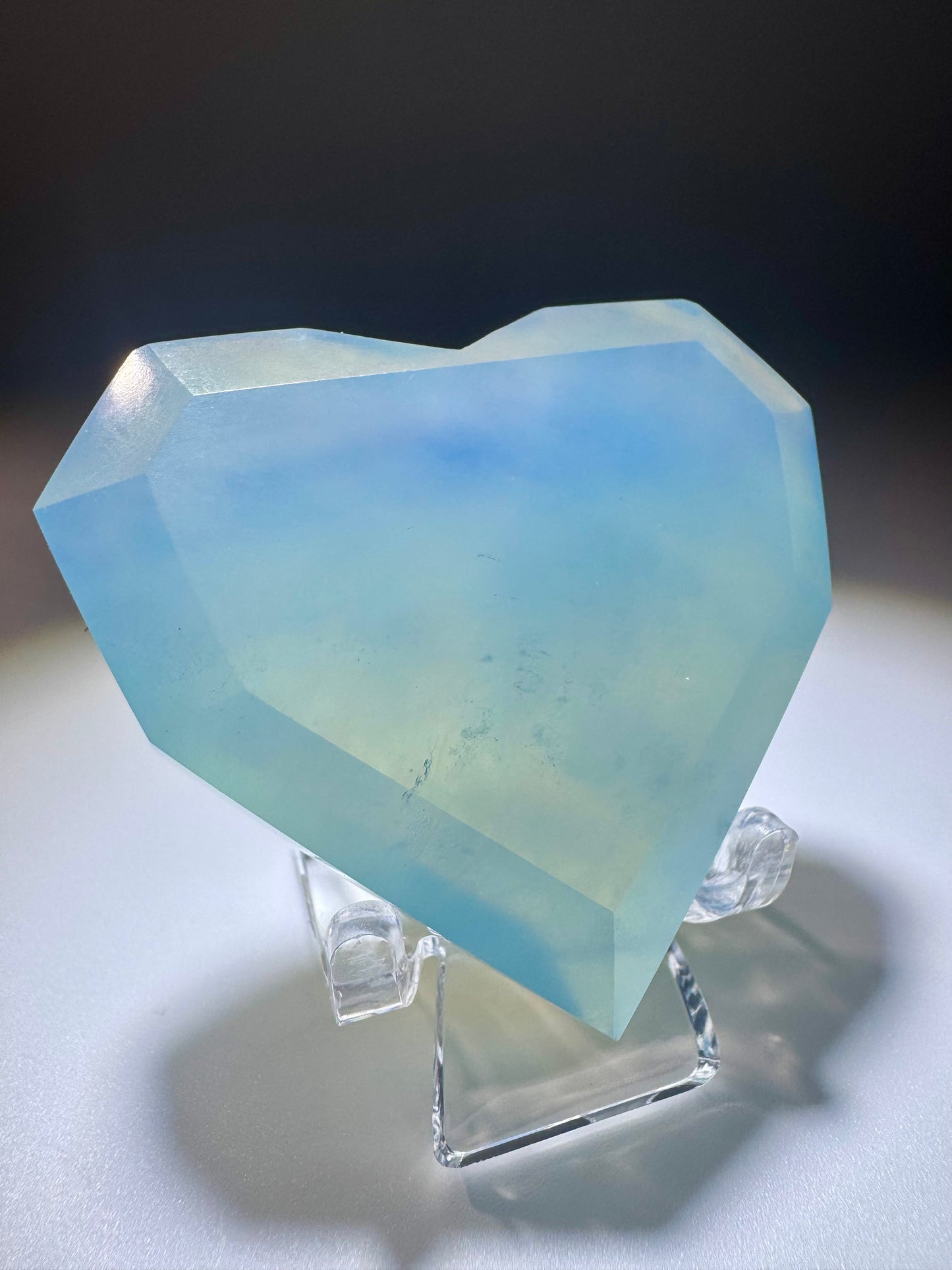Zartblaues Edelsteinherz aus Aquamarin – Symbol für Klarheit & Harmonie