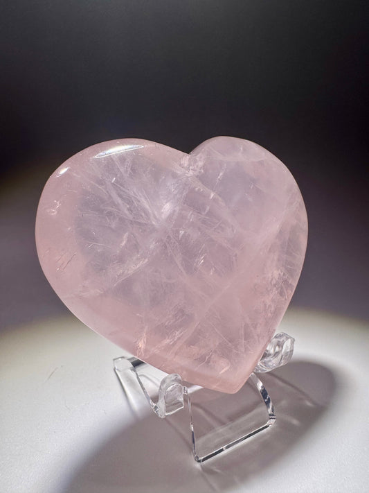 Zartrosa Edelsteinherz aus Rosenquarz auf hellem Untergrund – hochwertig verarbeitet und glänzend poliert
