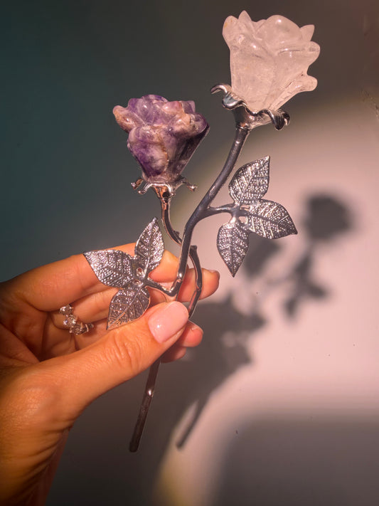 Zwei Kristallrosen aus verschiedenen Edelsteinen mit Edelstahlblättern, besondere Geschenkidee für sie