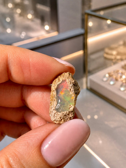 äthiopische Opal Rohsteine, naturbelassen mit irisierendem Farbspiel, Edelsteine für Kreativität, Intuition und Inspiration.