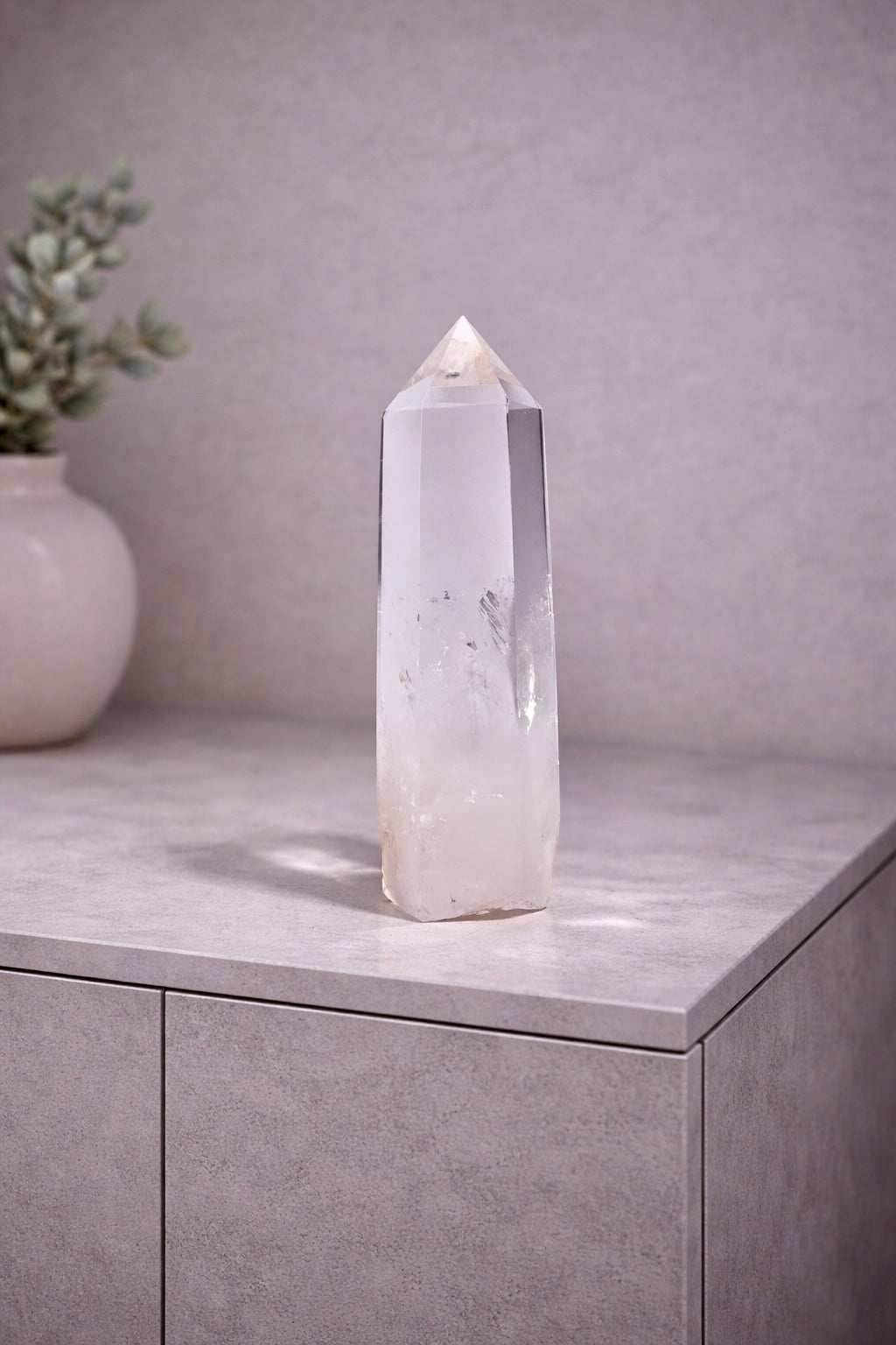 Premium Bergkristall aus Brasilien mit Beleuchtung & Sockel · 1A-Qualität · 20.5 cm