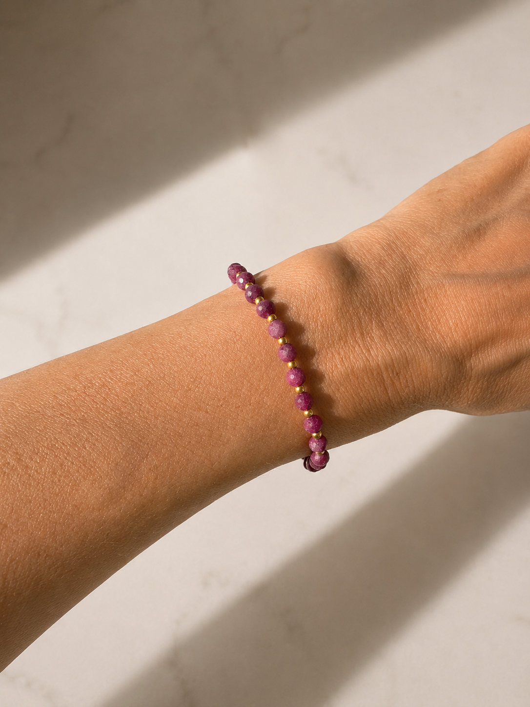 Rubin Armband mit Goldperlen • Natürlicher Rubin • 4 mm • Premium Qualität