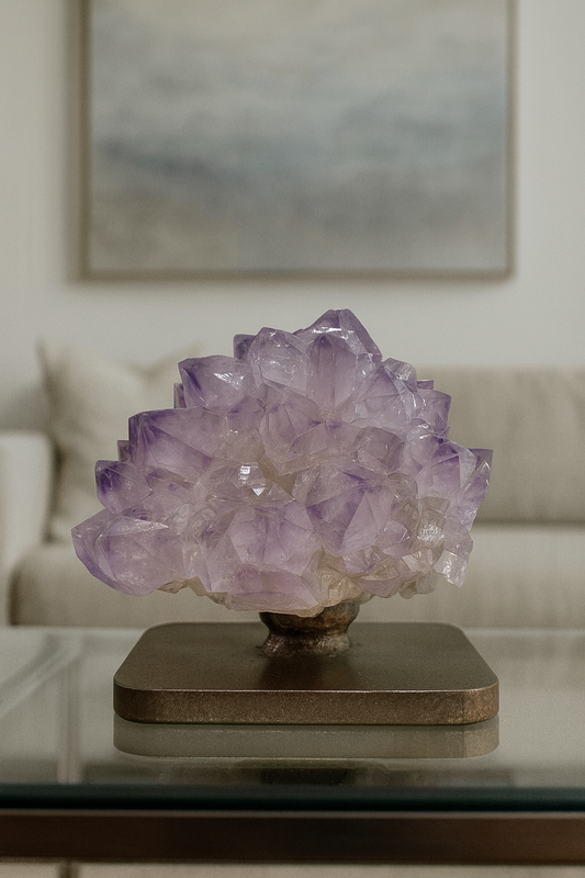 Süsse Amethystblüte auf Goldständer – Edelstein-Stalaktit aus Uruguay, 7 cm
