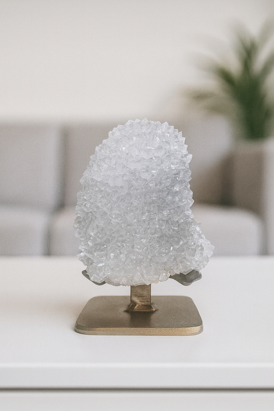 Schneeweisse Quarzblüte mit Lilatouch aus Uruguay – Stalaktitspitze auf goldenem Ständer, 17 cm, 1,7 kg