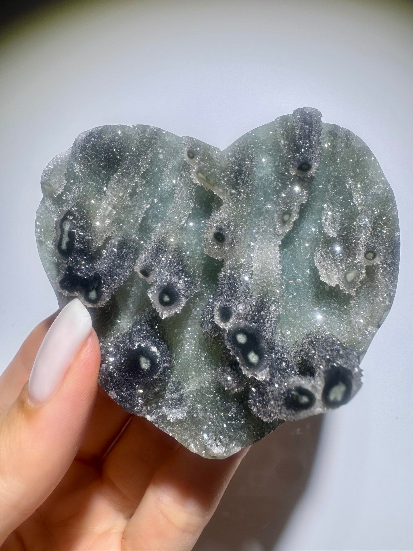 Aussergewöhnliches Amethyst Herz mit Stalaktiten - 7.5cm, 176g
