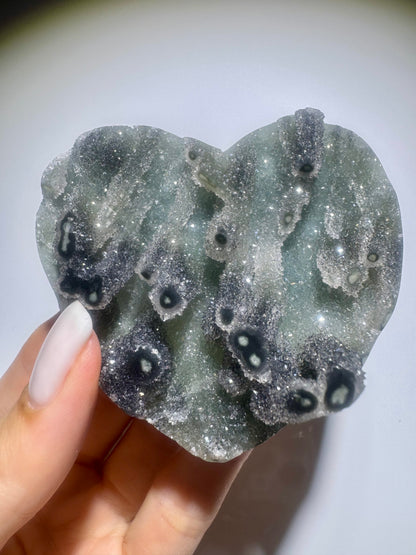 Aussergewöhnliches Amethyst Herz mit Stalaktiten - 7.5cm, 176g