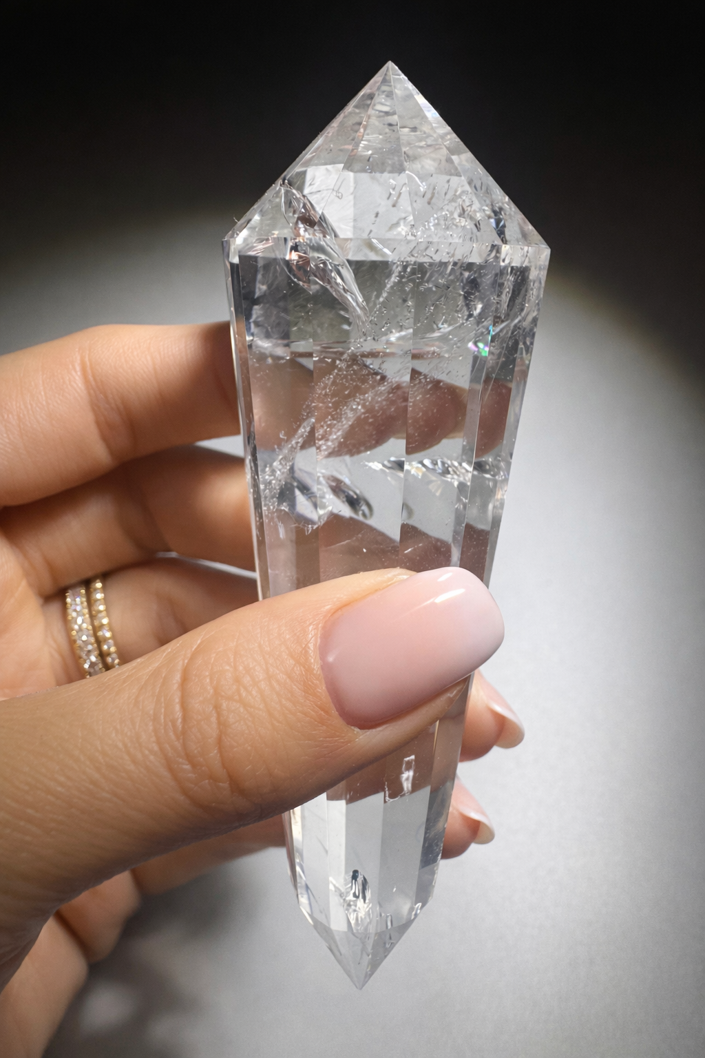 Lemuria Vogel-Cut-Kristall aus ultraklarem Bergkristall · 12 Facetten · 11,7 cm · 146 g