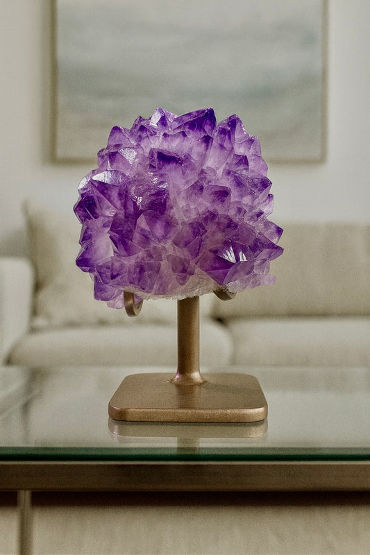 Zauberhafte Amethystblüte aus Uruguay – Stalaktit-Edelstein auf goldenem Ständer, 14,2 cm, 847 g