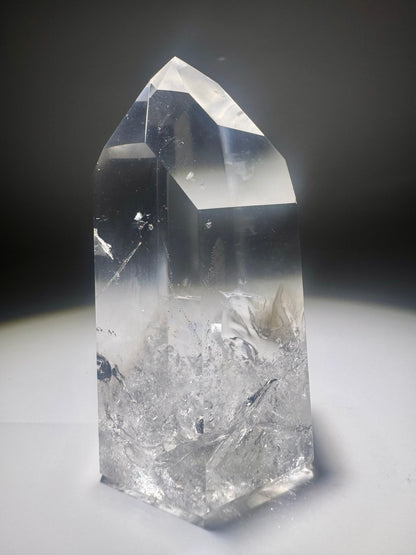 Exklusive sehr transparente Bergkristallspitze / Lemurian mit Regenbogen - 9cm, 284g