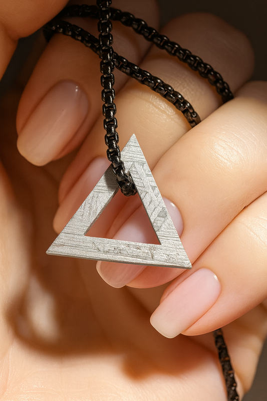 Meteoriten-Dreieck 2.3 cm (Aletai) – Kosmischer Anhänger voller Energie