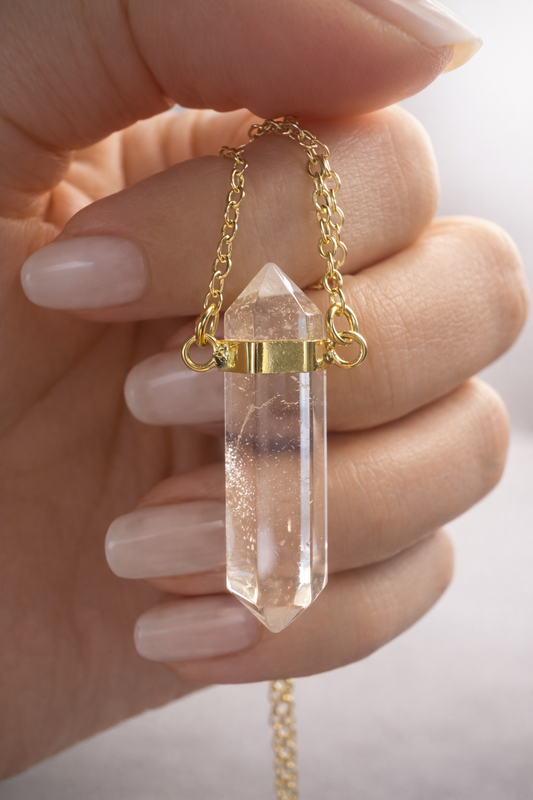 Zarte Kette mit Amethyst- oder Quarz-Anhänger in zeitloser Eleganz ✨