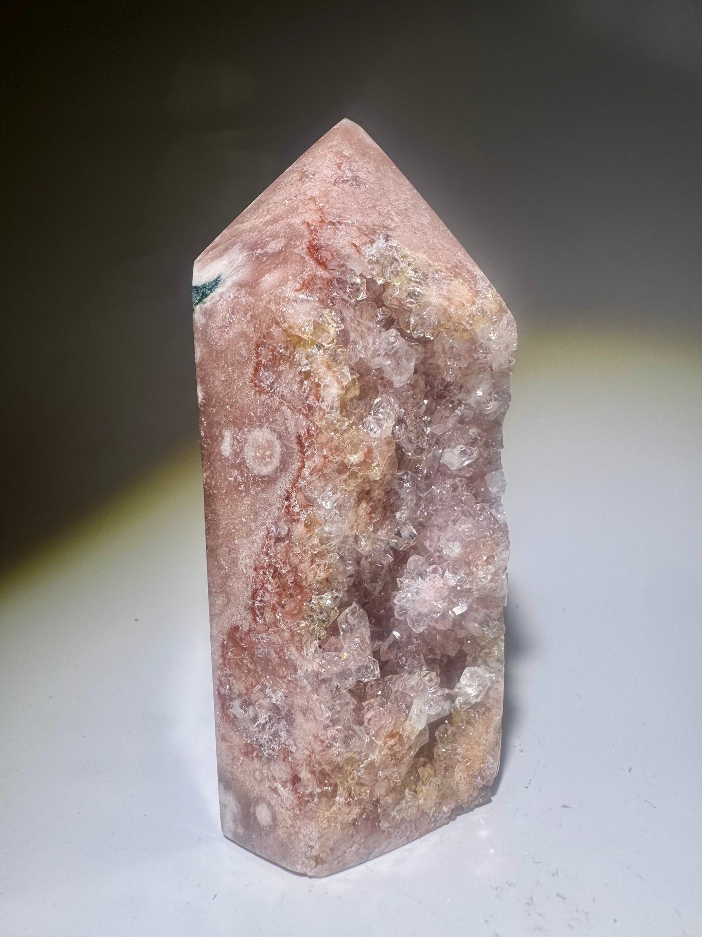Pink Amethyst mit feinen grünen Adern & blumenartigen Kristallen, 11 cm, 467 g – aus Soledade, Brasilien