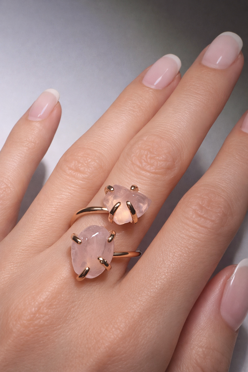 Rosenquarz-Ring aus 18k vergoldetem Kupfer | Verstellbarer Naturstein-Schmuck für emotionale Heilung & Liebe