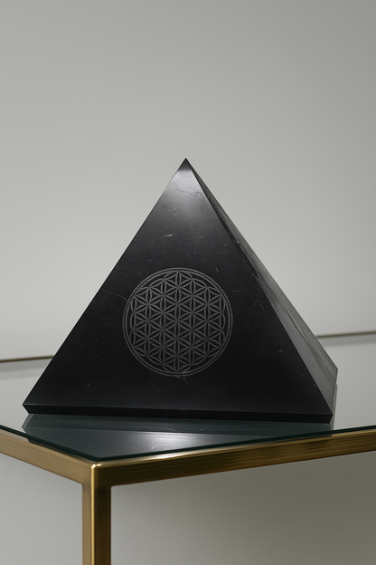 Schungit-Pyramide mit Blume des Lebens – Energie, Schutz & Harmonie