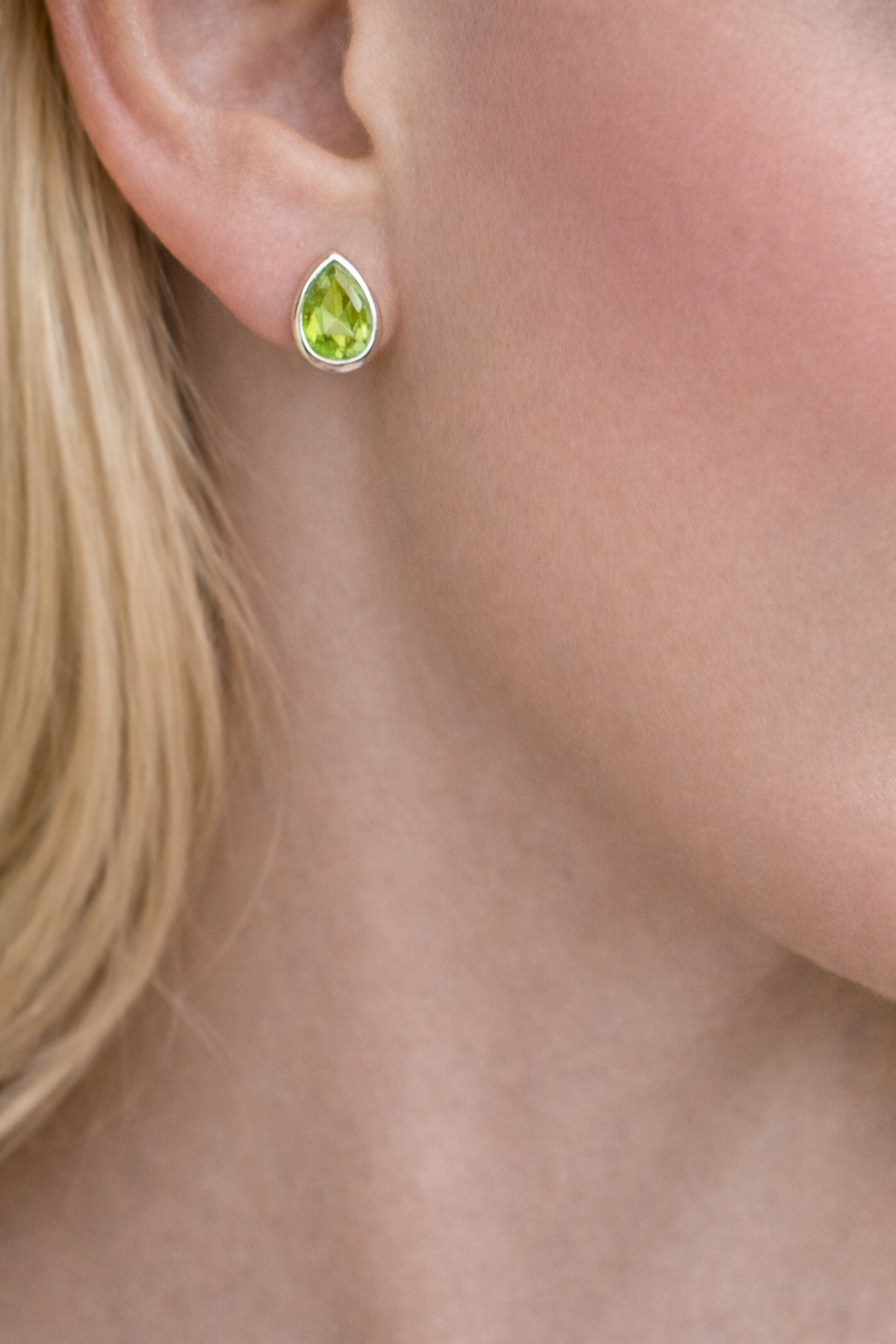 Peridot Ohrstecker 9 mm – Facettierte Tropfenform in 925 Silber ✨