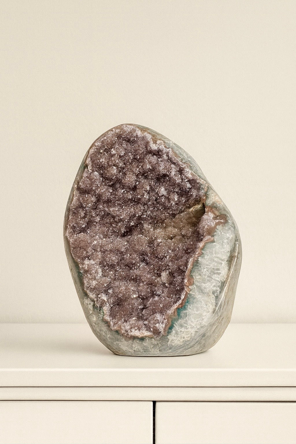 Seltene Sugary Rainbow Amethyst Cutbase – 14 cm, 1.6 kg – Altrosa-lila Doppelkristallisation aus Uruguay 💜