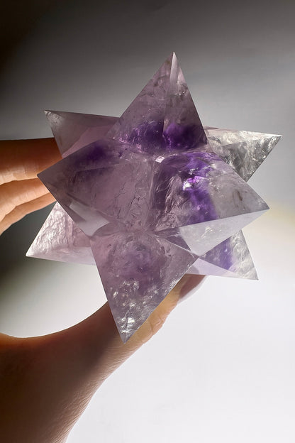 Merkaba Phantom Amethyst 8,5 cm – Regenbogen Heilstein Stern