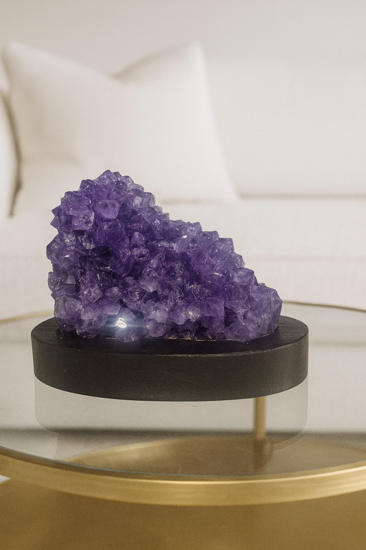 Tiefviolette Amethystblüte auf Holzständer – Stalaktitspitze aus Uruguay, 534 g, 9 cm hoch