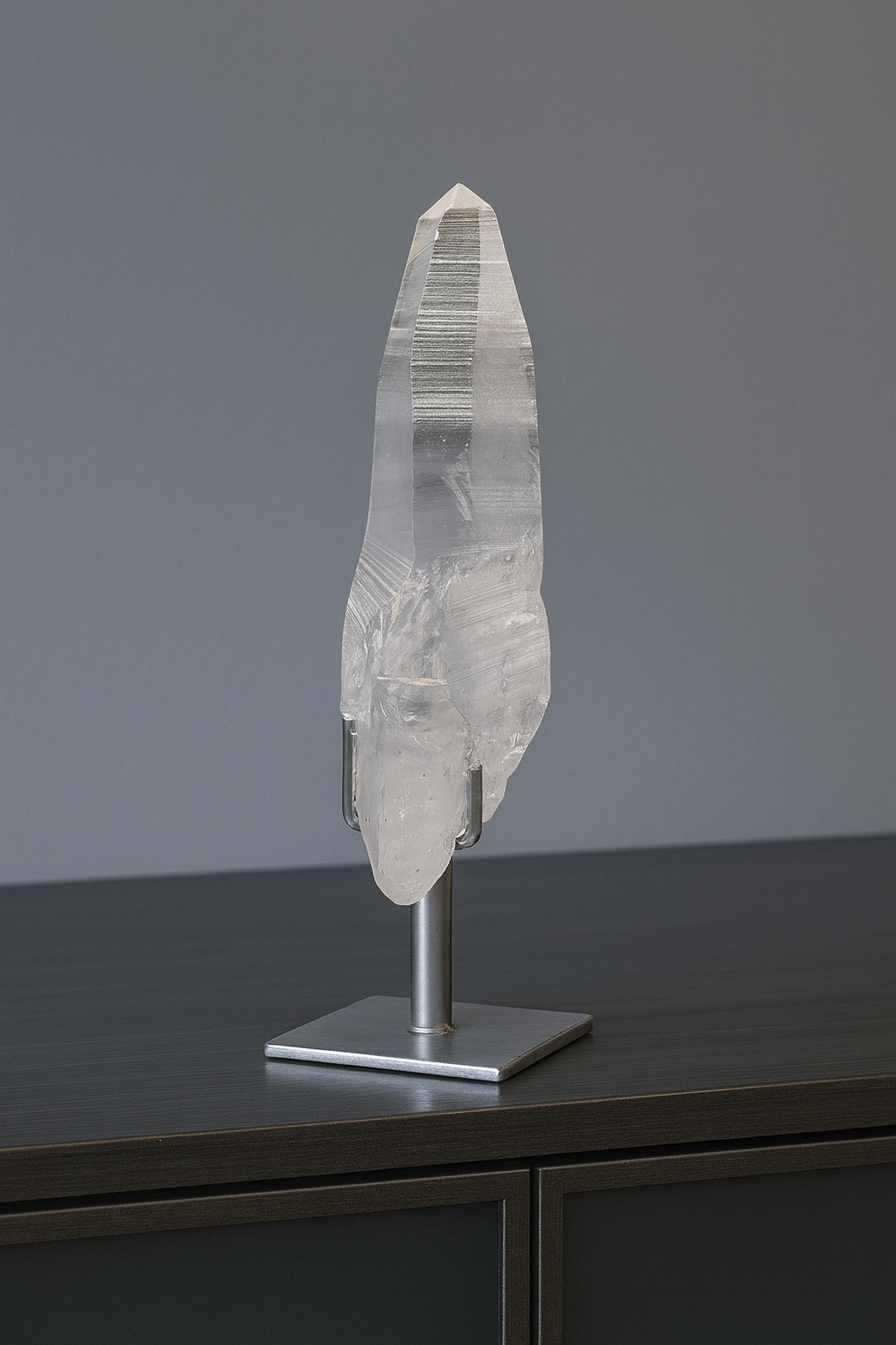 Lemurianer Kristallspitze 9,1 cm mit Silberständer – Transparent & naturbelassen aus Brasilien – 1A-Qualität