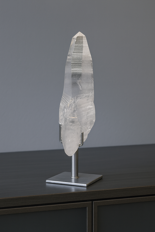 Lemurianer Kristallspitze 9,1 cm mit Silberständer – Transparent & naturbelassen aus Brasilien – 1A-Qualität