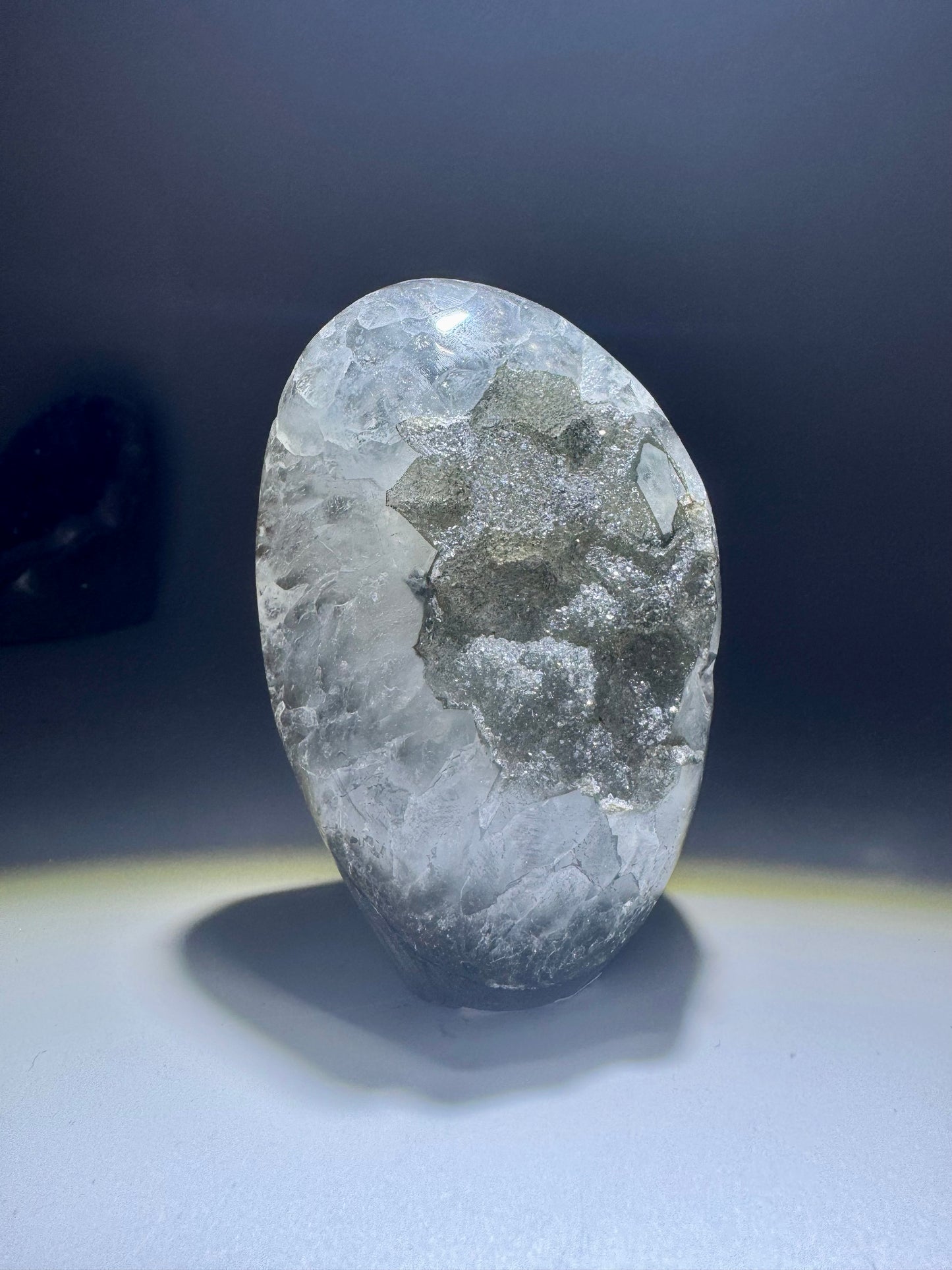 Grüner Rainbow Amethyst  - 8cm, 186g