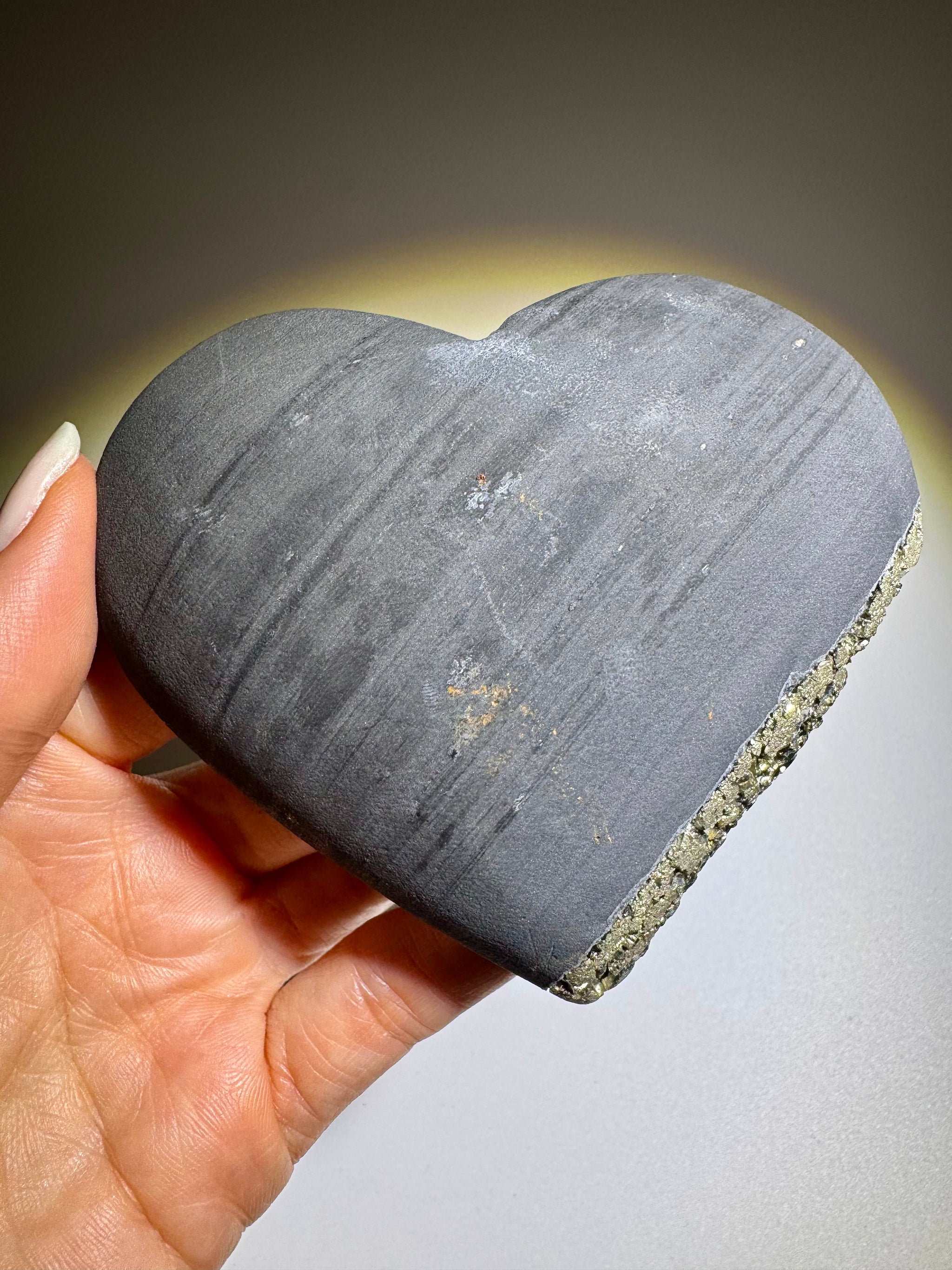 Schungit Herz mit Pyrit Kristallen aus Brasilien – 9.5 cm, 266 g, Schutz vor elektromagnetischer Strahlung & Energiestabilisierung