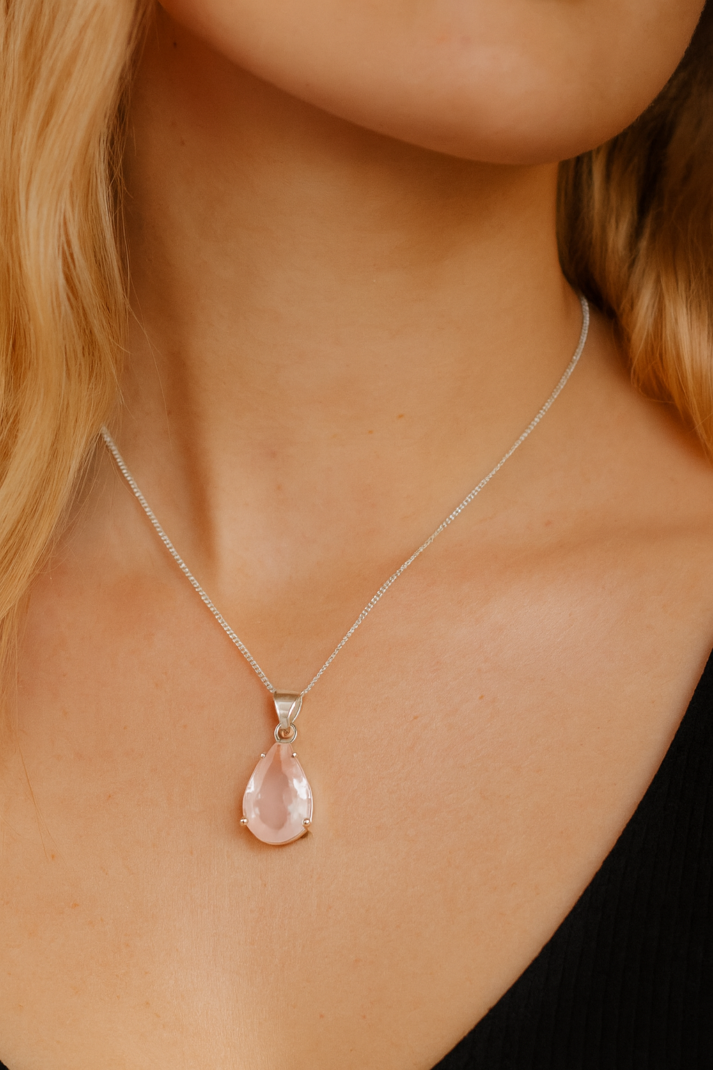 Rosenquarz Anhänger Pear-Cut 18x12 mm | 925 Silber Kette 45 cm | Handgefertigter Schmuck voller Liebe