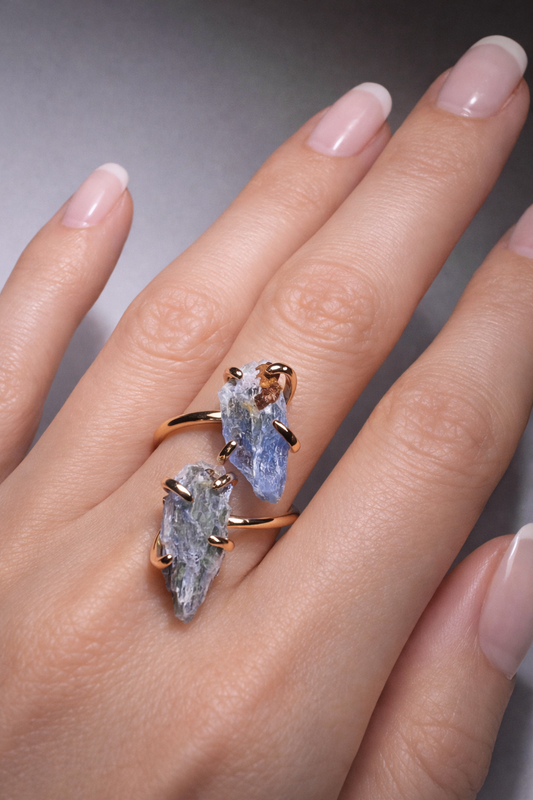 Eleganter Kryonit-Ring mit kristallblauem Edelstein – grössenverstellbarer Kupferring mit Goldvergoldung